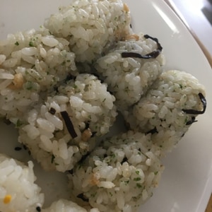 すりごまたっぷり ごま香る悪魔のおにぎり レシピ 作り方 By ミートソース 楽天レシピ すりごまたっぷり ごま香る悪魔のおにぎり レシピ 作り方 By ミートソース 楽天レシピ